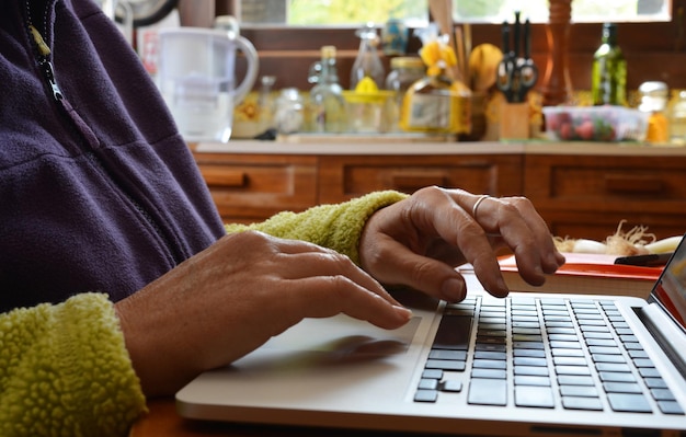 Osoba wysyłająca wiadomość