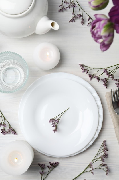 Kolacja przy świecach z talerzami potraw