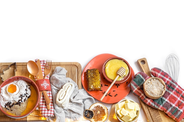 Stół z potrawami i akcesoriami kuchennymi